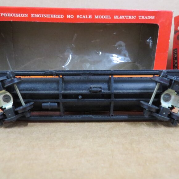 7 Assorted Vtg Tyco HO Scale Train Box Cars, Tanker, Caboose + 16 Curved Tracks - Picture 11 of 16